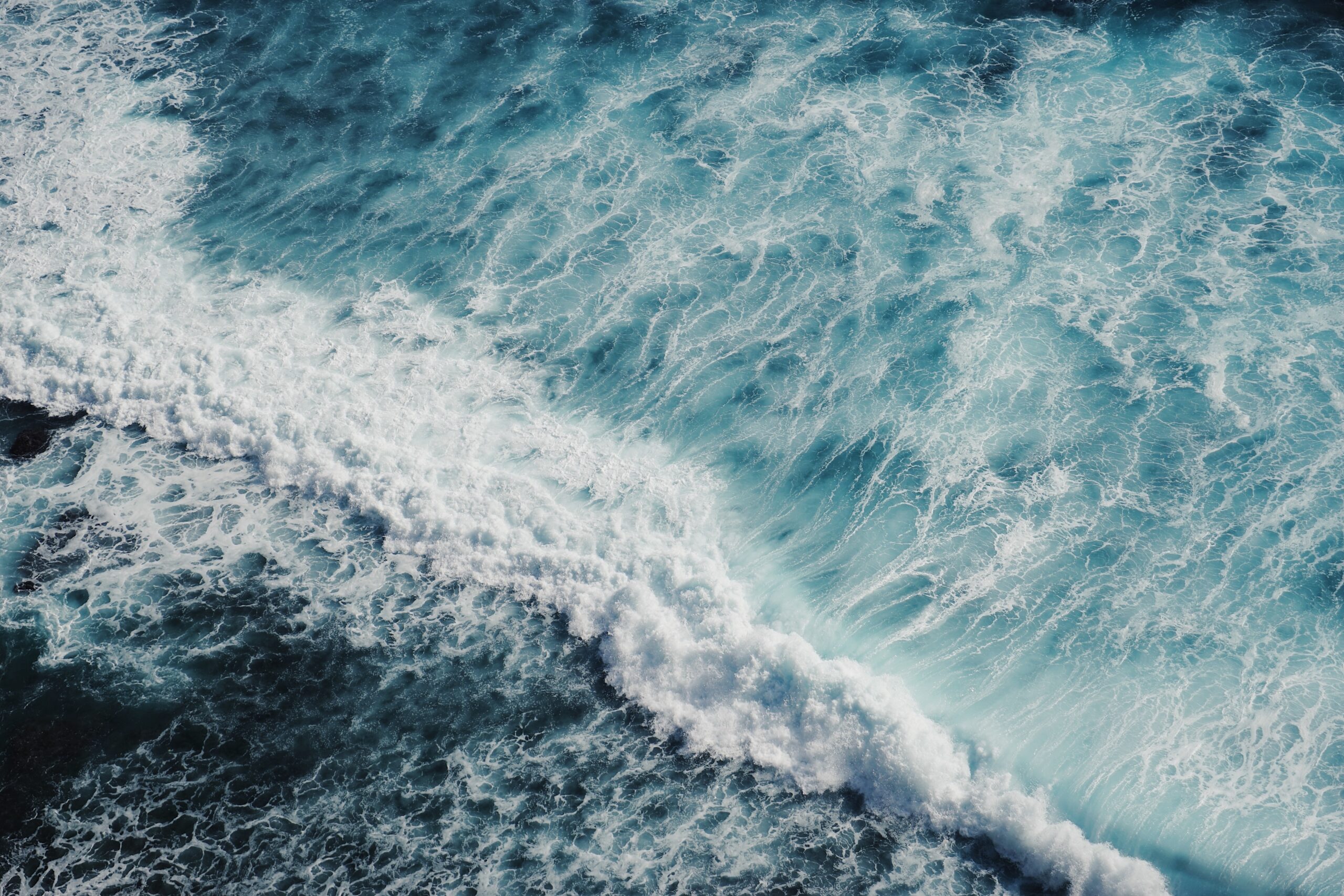 Photo of waves crashing by Andrzej Kryszpiniuk